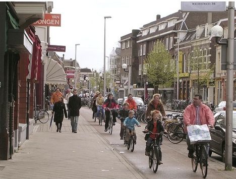 The Dutch like their bike lanes to be continuous, two-way, and separated from traffic so that "bikes flow like water." Image: ##http://planetgreen.discovery.com/tech-transport/do-bike-helmets-save-lives-or-do-they-hurt-cycling.html##Planet Green##