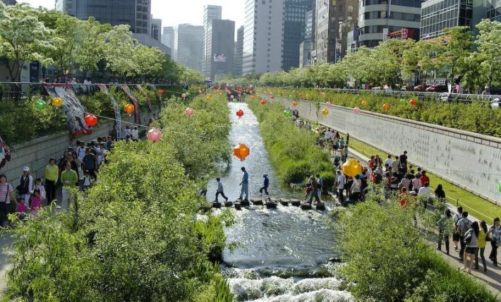 South Korea's Cheonggyecheon stream and park used to be a highway. Photo: ##https://www.flickr.com/photos/25869929@N03/2468502996##Michael Sotnikov/flickr##