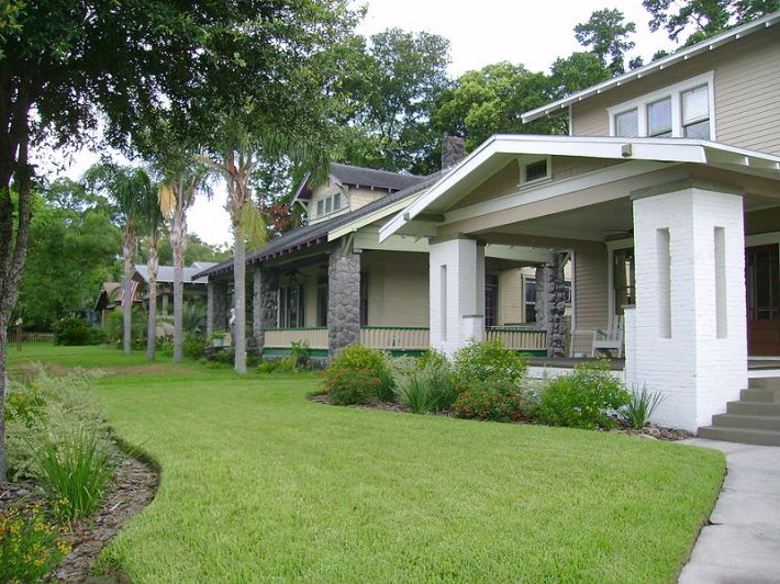 Tampa's centrally located Seminole Heights historic neighborhood, a former streetcar community filled with charming bungalows, has begun to see reinvestment after decades of decline, but a $6 billion highway plan could deliver another blog. Photo: Wikpedia