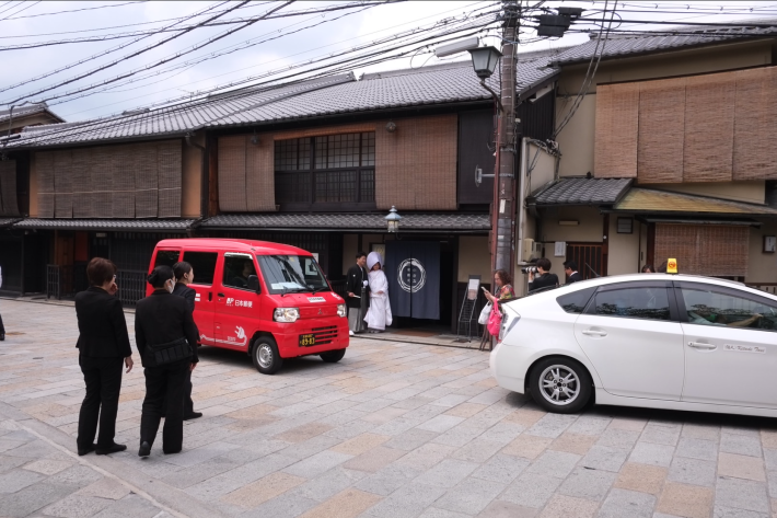 A kei "van" awaits its passengers; standard size sedan for scale. Photo: Nicolás Boullosa, CC