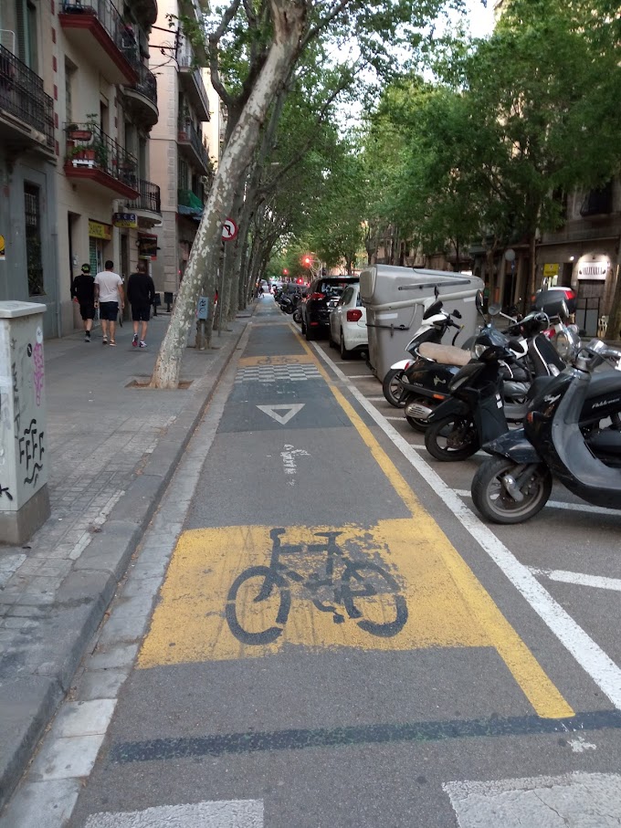 COVID-19 bicycle lane with yellow lines on Carrer de València in Barcelona, Spain. Photo: Jordi Honey Roses.