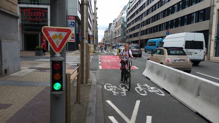 Protected pop-up bicycle lane on Rue de La Loi in Brussels, Belgium. Photo: Aleksander Buczy?ski.