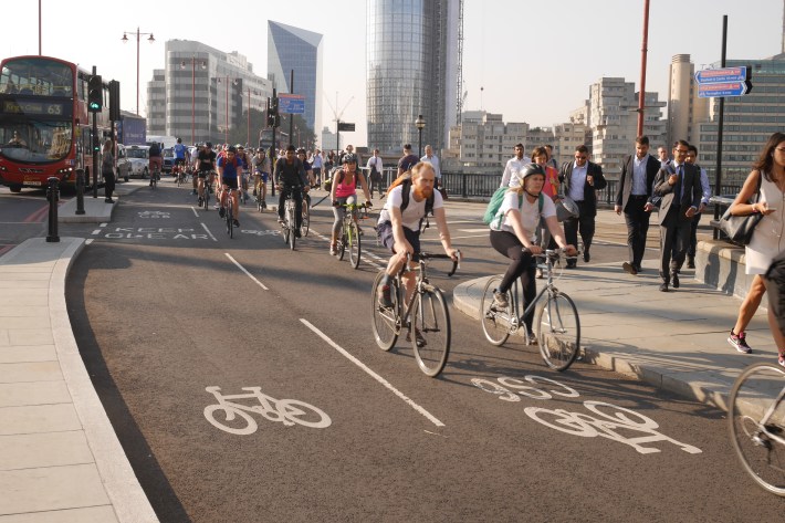 Morning rush-hour traffic on the North–South Cycleway on the Blackfriars Bridge in London, part of the city’s 260 km of protected bicycle lanes. Photo: Tom Bogdanowicz.