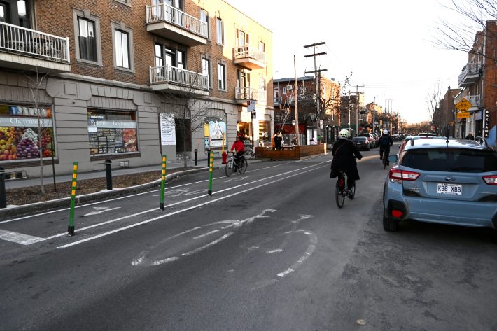 Contraflow bicycle lanes enable bi-directional bicycle traffic on many of Montréal’s 280 km of traffic-calmed roads with 30 km/h speed limits. Photo: Bartek Komorowski.