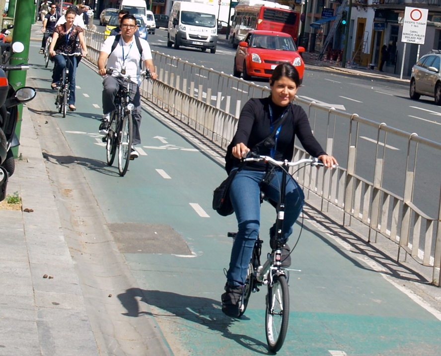 Sevilla, Spain continues to expand its network of protected bike lanes, which reached 185km in by early 2022. The engineeringdesign of Sevilla's cycle tracks is continually being improved to increase safety and reduce stress. Photo: Robin Stallings