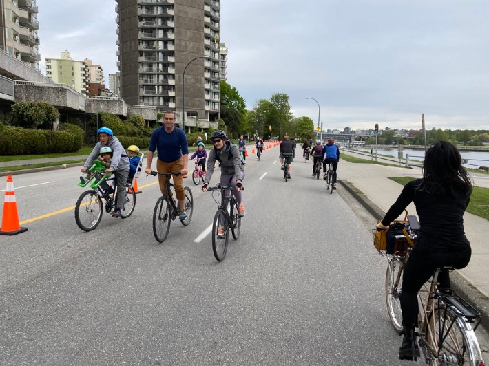Temporary pop-up bicycle lane on Beach Avenue in Vancouver with up to 10,000 cyclists on weekend days in 2020. Photos: Paul Krueger.