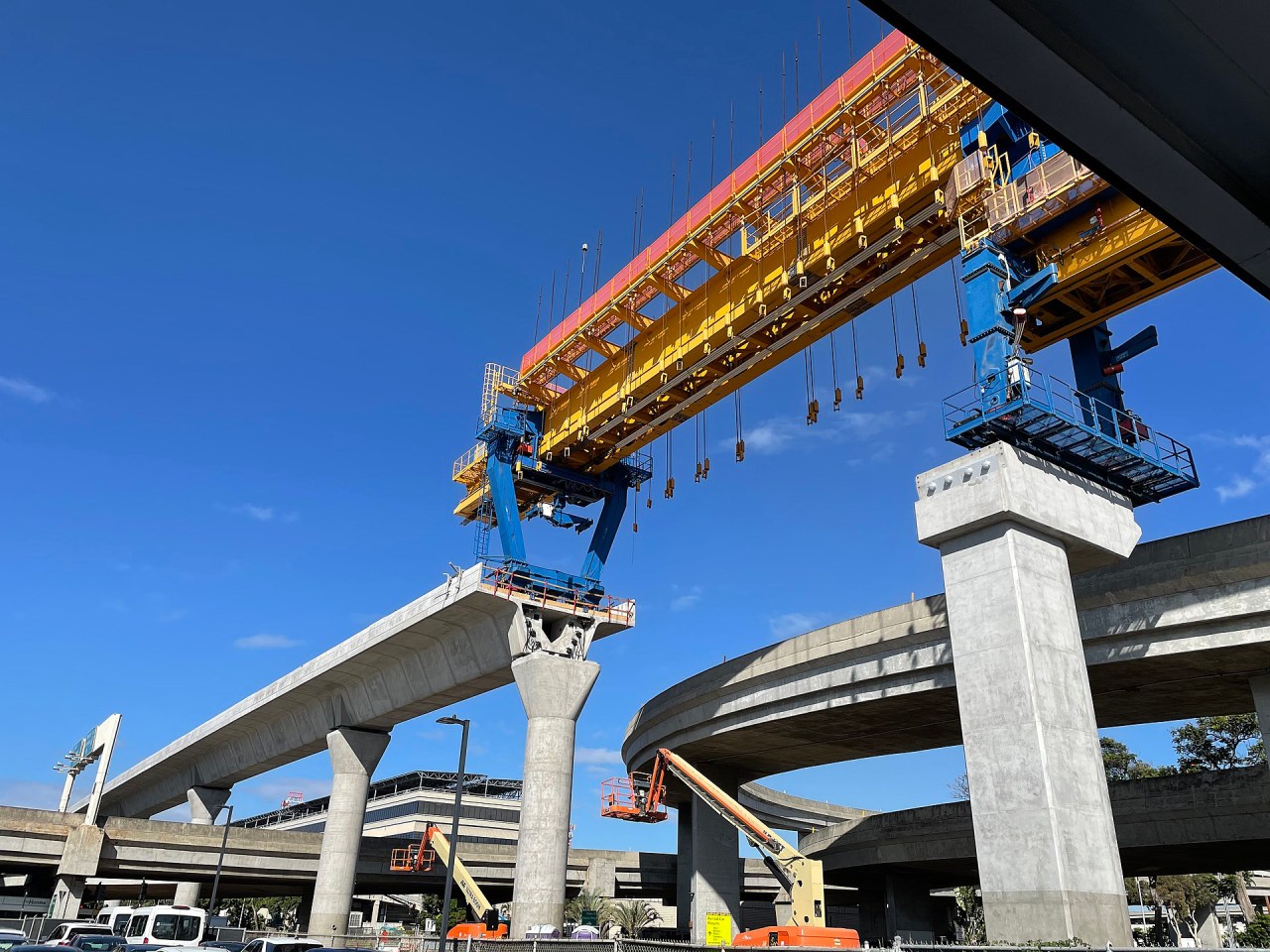 Construction of the elevated HART line near the Honolulu airport in 2020. Photo: Saucy